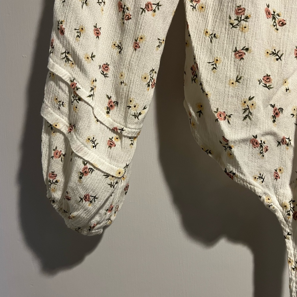 🌟3 for $25🌟 Hollister Juniors Floral Crop Top Front Tie Cream Blouse Top - Picture 5 of 7